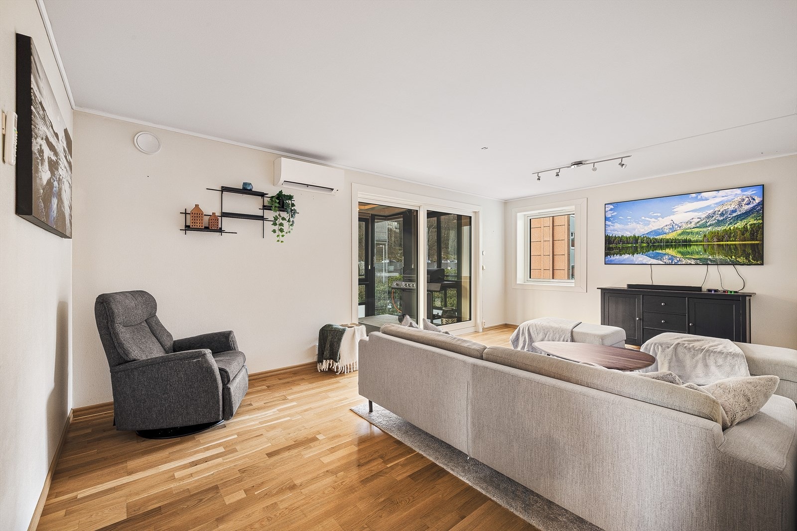 Her er god plass til både stor sofagruppe og evt. lesekrok Galleribilde