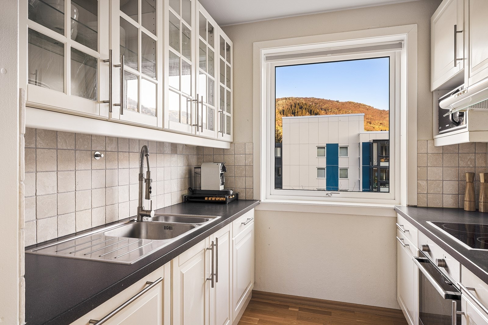 Kjøkkenet har integrert stekeovn, platetopp og oppvaskmaskin Galleribilde