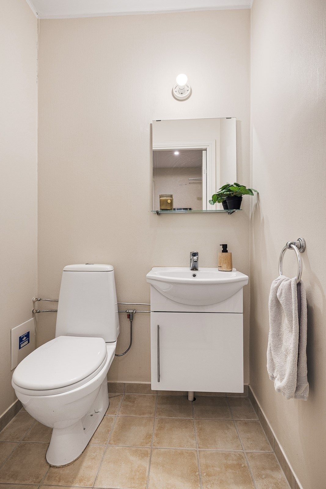 Separat toalettrom ligger vegg i vegg med badet Galleribilde