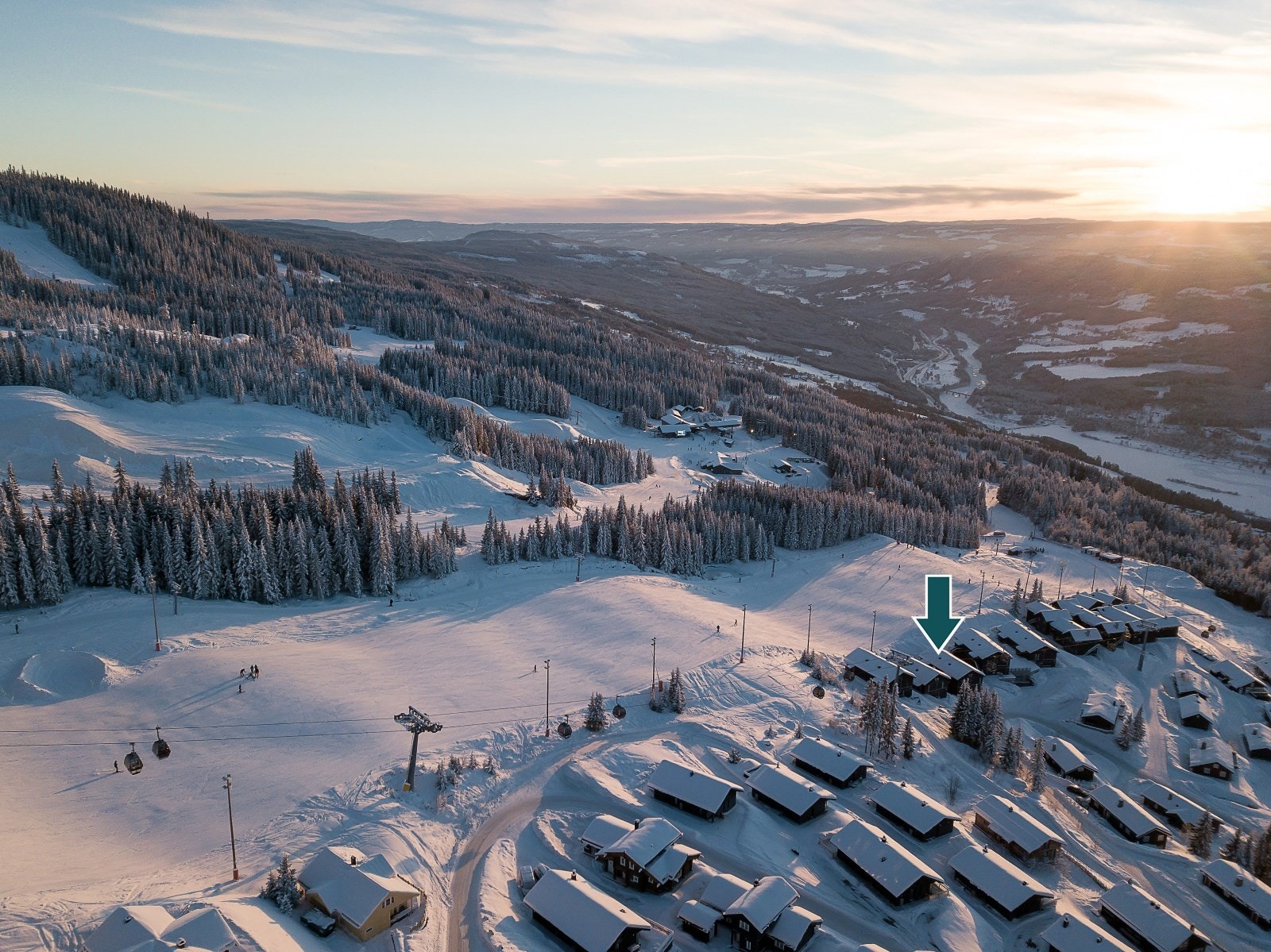 På begge sider av hyttefeltet ligger to av Hafjells hovedløyper: Kjusbakken og Svegårdsløypa - enklere adkomst får man ikke! Galleribilde