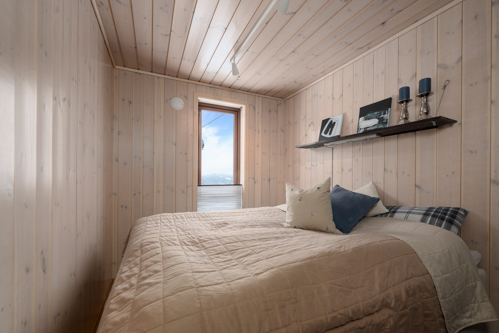 Leiligheten inneholder tre soverom. Hovedsoverommet er innredet med dobbeltseng og store garderobeskap. Galleribilde