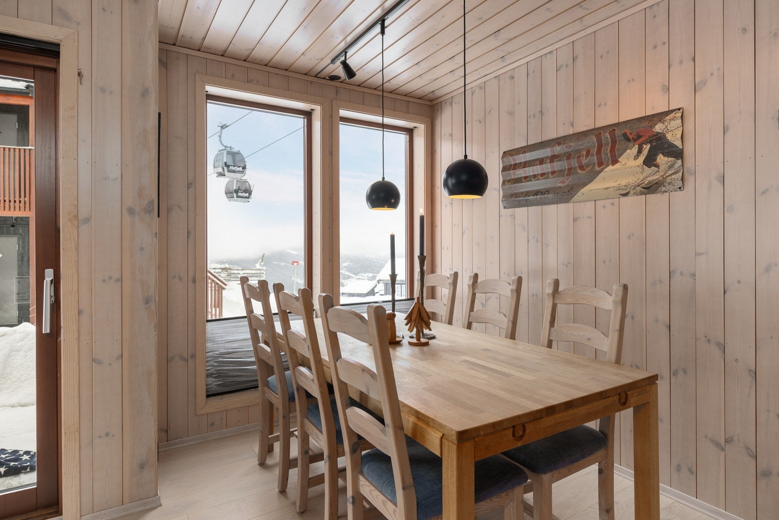 Rommets utforming gir god plass for både sofa- og spisebordmøblement. Galleribilde