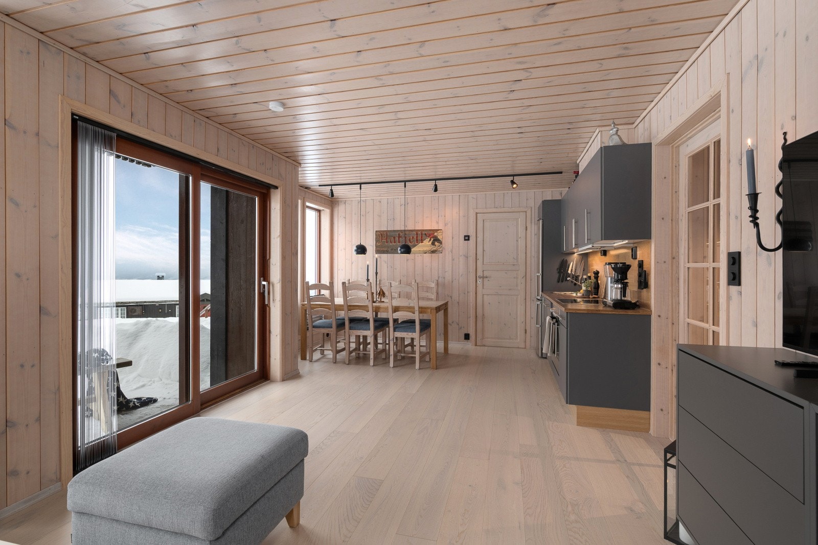 Stue og kjøkken fikk nytt en-stavs parkettgulv og varmefolie i 2023. Galleribilde