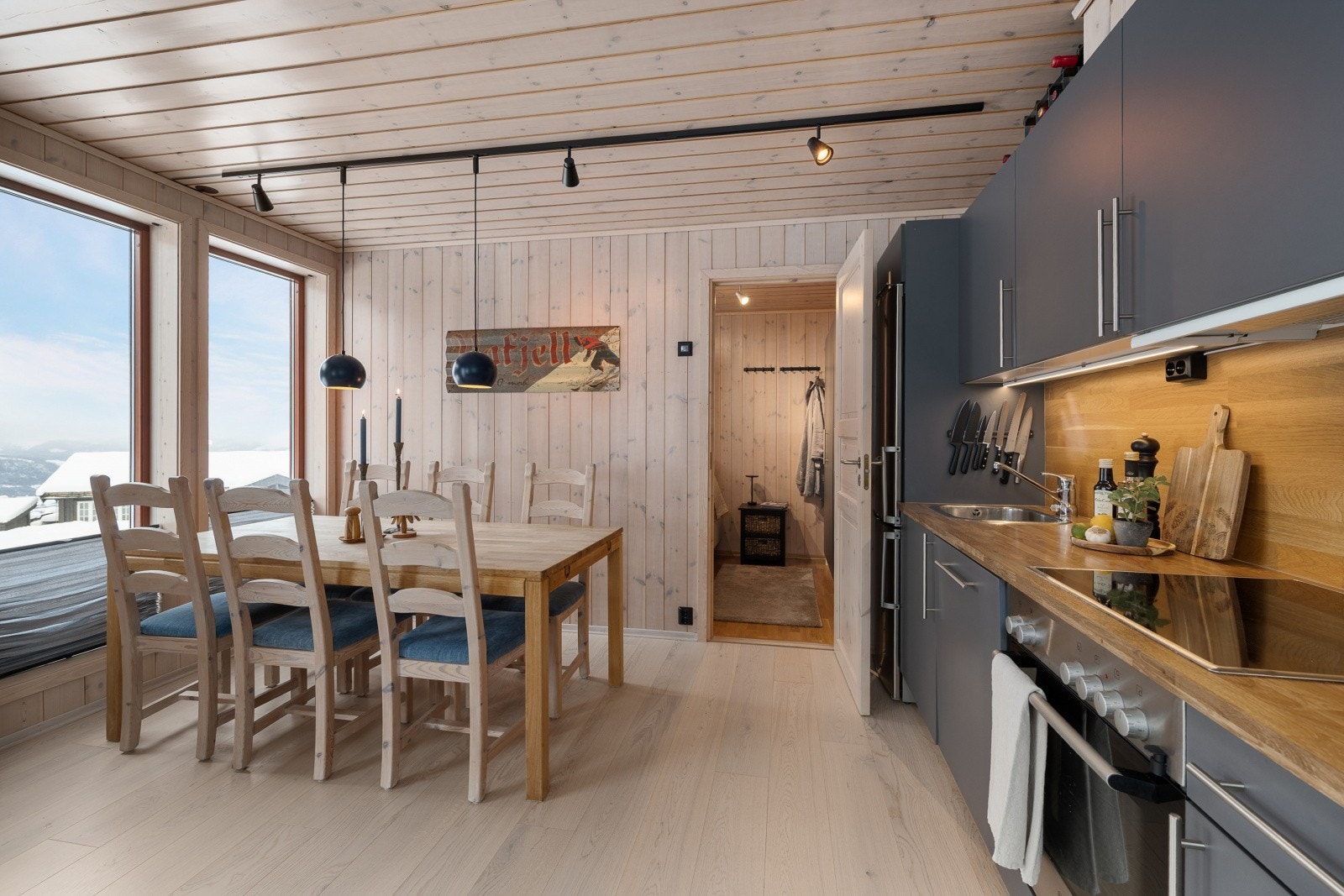 Integrert stekeovn, platetopp og oppvaskmaskin. Plass til frittstående kombiskap kjøl/frys. Galleribilde