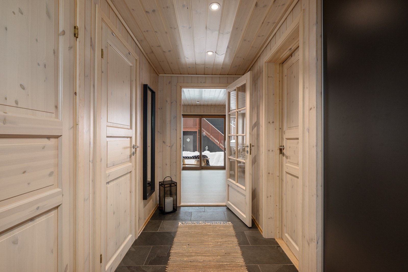 Dør med glassfelt inn til stuen gir et fint dagslys i gangen. Galleribilde