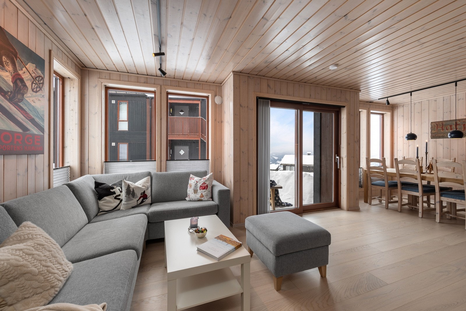 Stue og kjøkken ligger i åpen planløsning, og utgjør tilsammen et herlig, sosialt allrom. Galleribilde