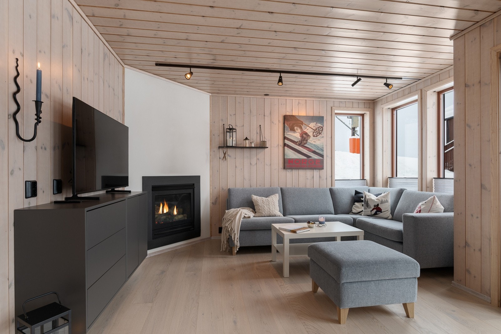 På kjølige dager kan man nyte kos og hygge foran gasspeisen i stuen. Galleribilde