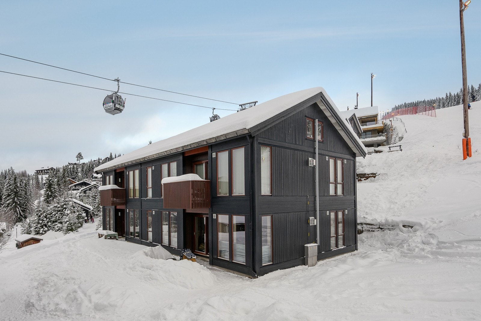 Flott og lettstelt 4-roms eierleilighet ligger i 1. etasje i en 4-mannsbolig oppført i 2007. Sameiet består av 20 eierseksjoner fordelt på 5 bygg. Galleribilde