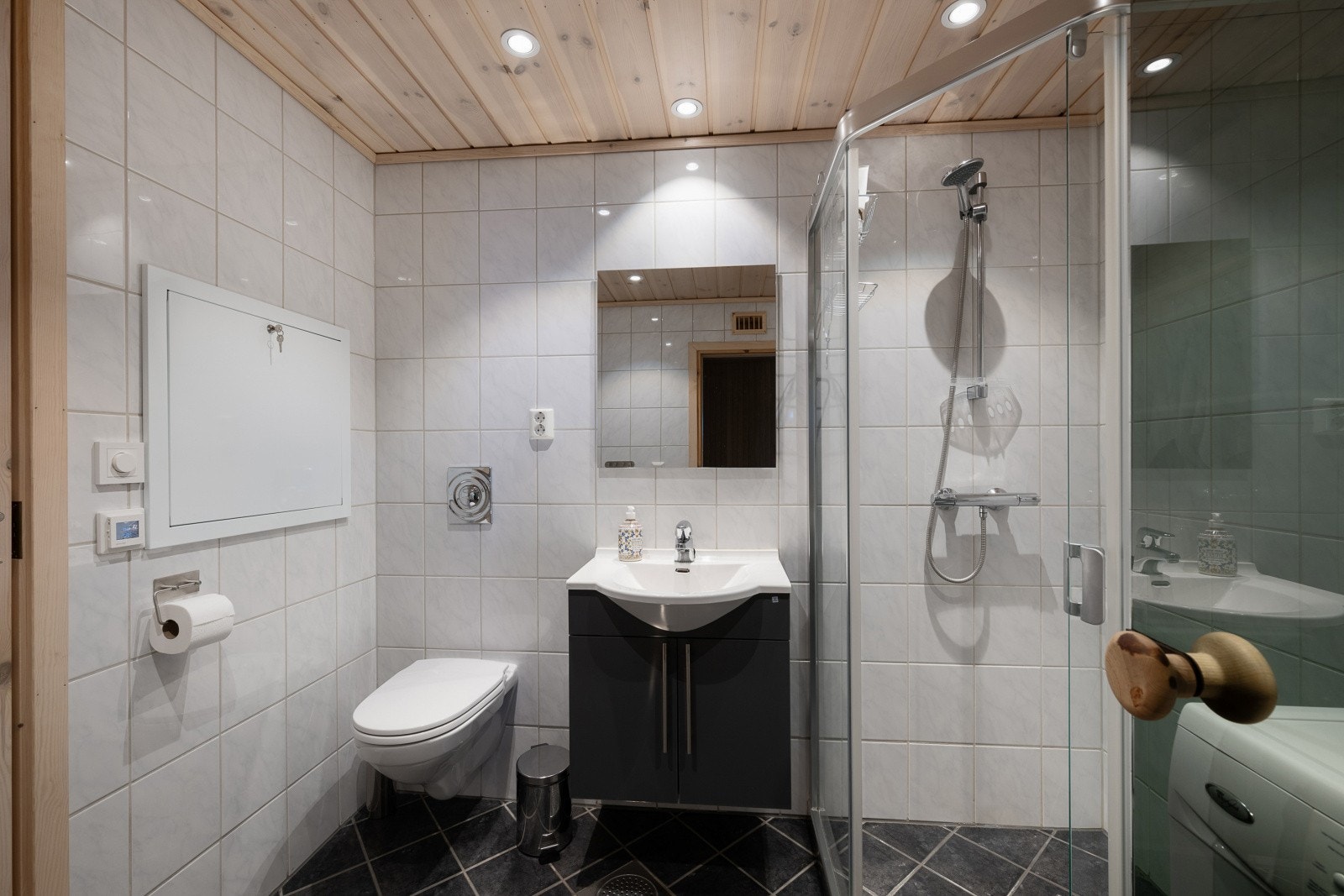 Fra badet er det videre adkomst til en badstue - her er det godt å slappe av etter en aktiv dag ute i snøen. Galleribilde