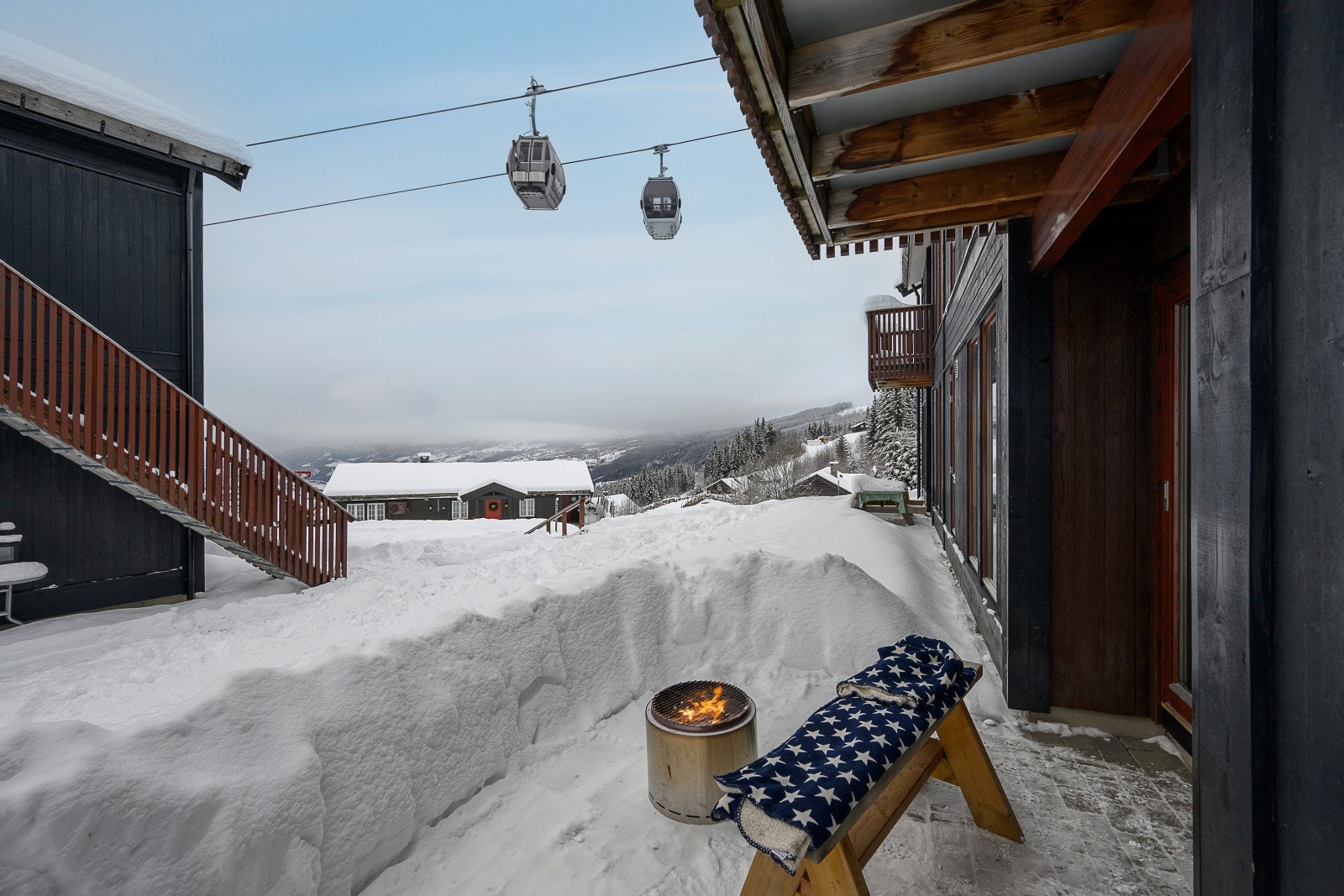Trivelig vestvendt uteplass med plass for bålpanne og sittegruppe. Galleribilde