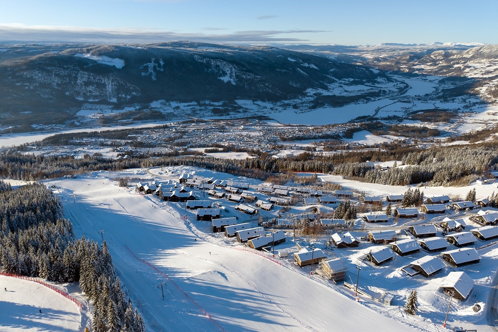 Leiligheten ligger fint til både for deg som står alpint og for deg som går på langrenn. Kjusbakken og Kjusheisen er leilighetens nærmeste nabo - her kan du veldig enkelt ta deg til Gondol-toppen. Galleribilde