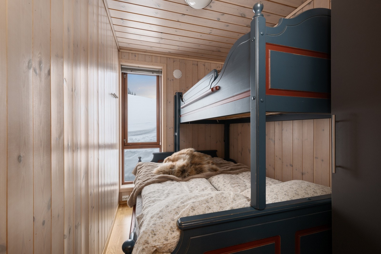 De to andre rommene har familiekøye og garderobeskap. Galleribilde