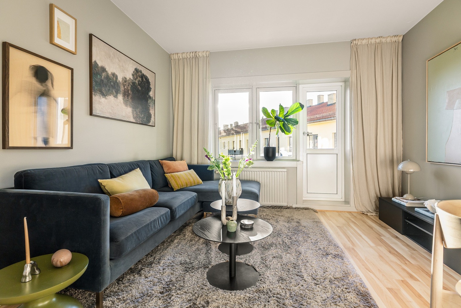 Boligen har en gjennomgående og luftig planløsning, kombinert med pene gulv og duse fargevalg, som sammen skaper en hyggelig atmosfære. Galleribilde