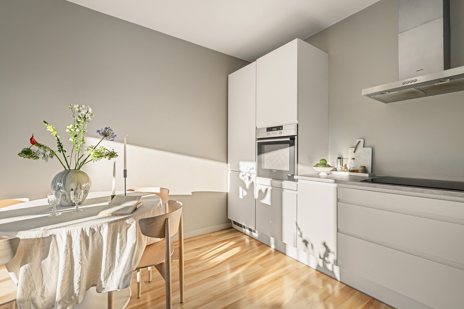 Pent kjøkken fra HTH som er godt utnyttet med skap- og benkeplass. Galleribilde