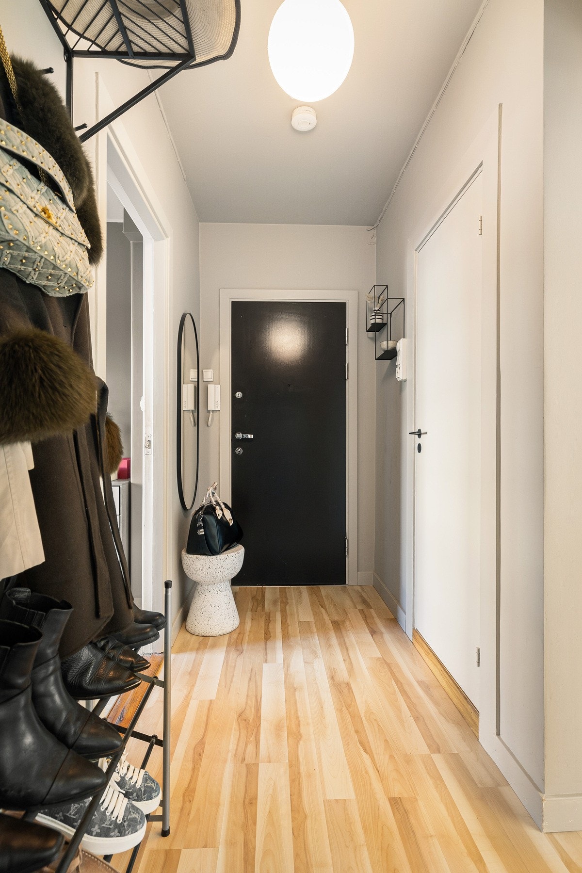 Entreen knytter seg til boligens øvrige rom. Galleribilde