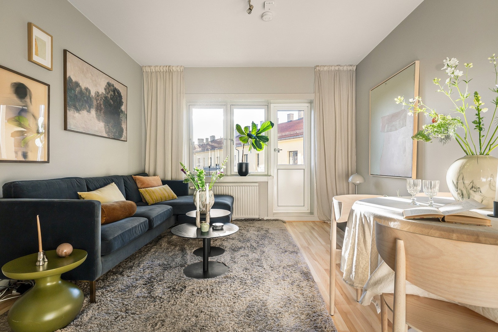 Stuen er et herlig og lyst oppholdsrom, som skaper en luftig og sosial atmosfære. Galleribilde