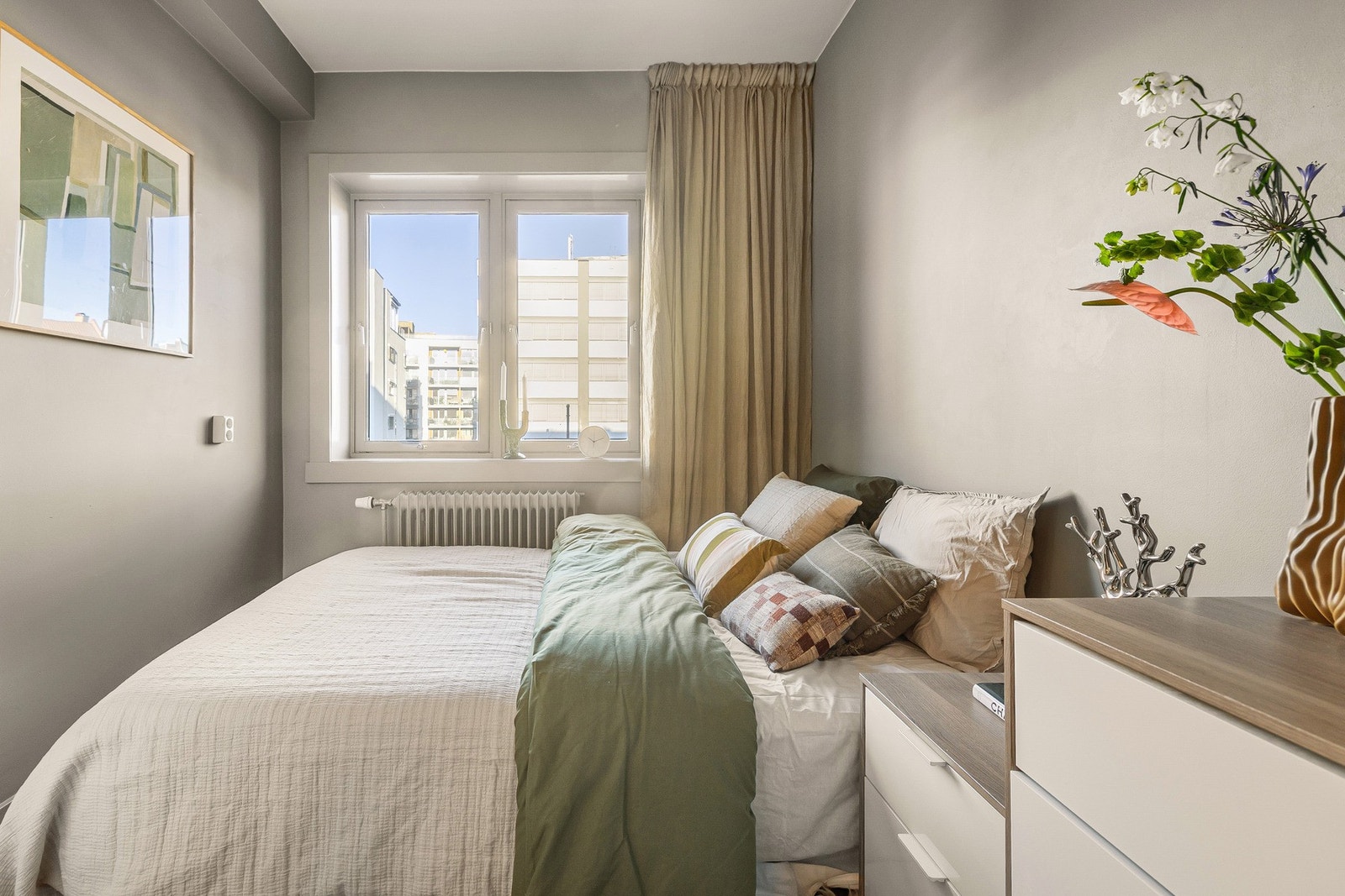 Soverommet nummer to kan enkelt tilpasses ulike behov, enten det brukes som gjesterom, barnerom eller kontor. Galleribilde