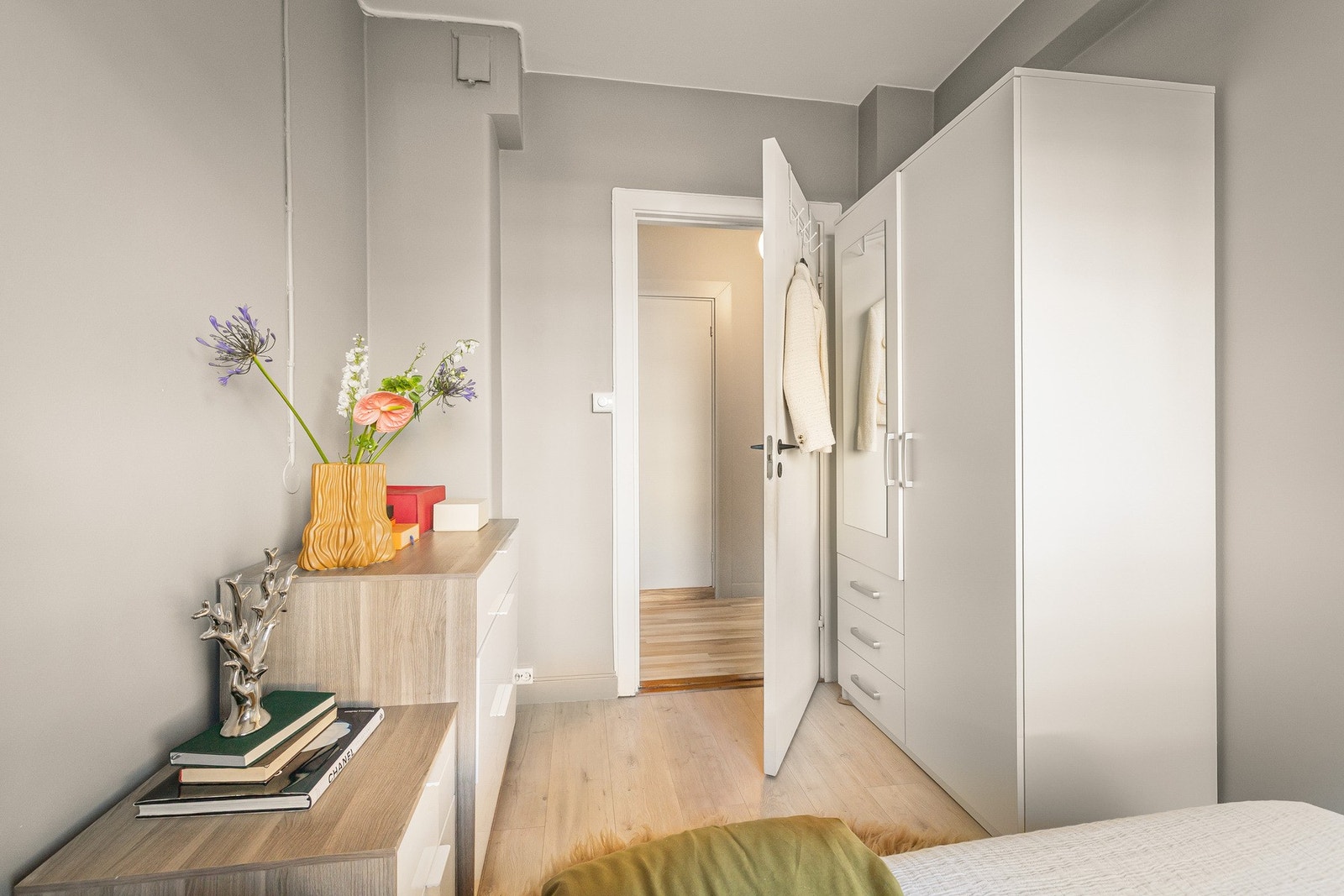 Med lune beige vegger og lys laminat på gulv har soverom nummer to et tidløst og rolig uttrykk. Galleribilde