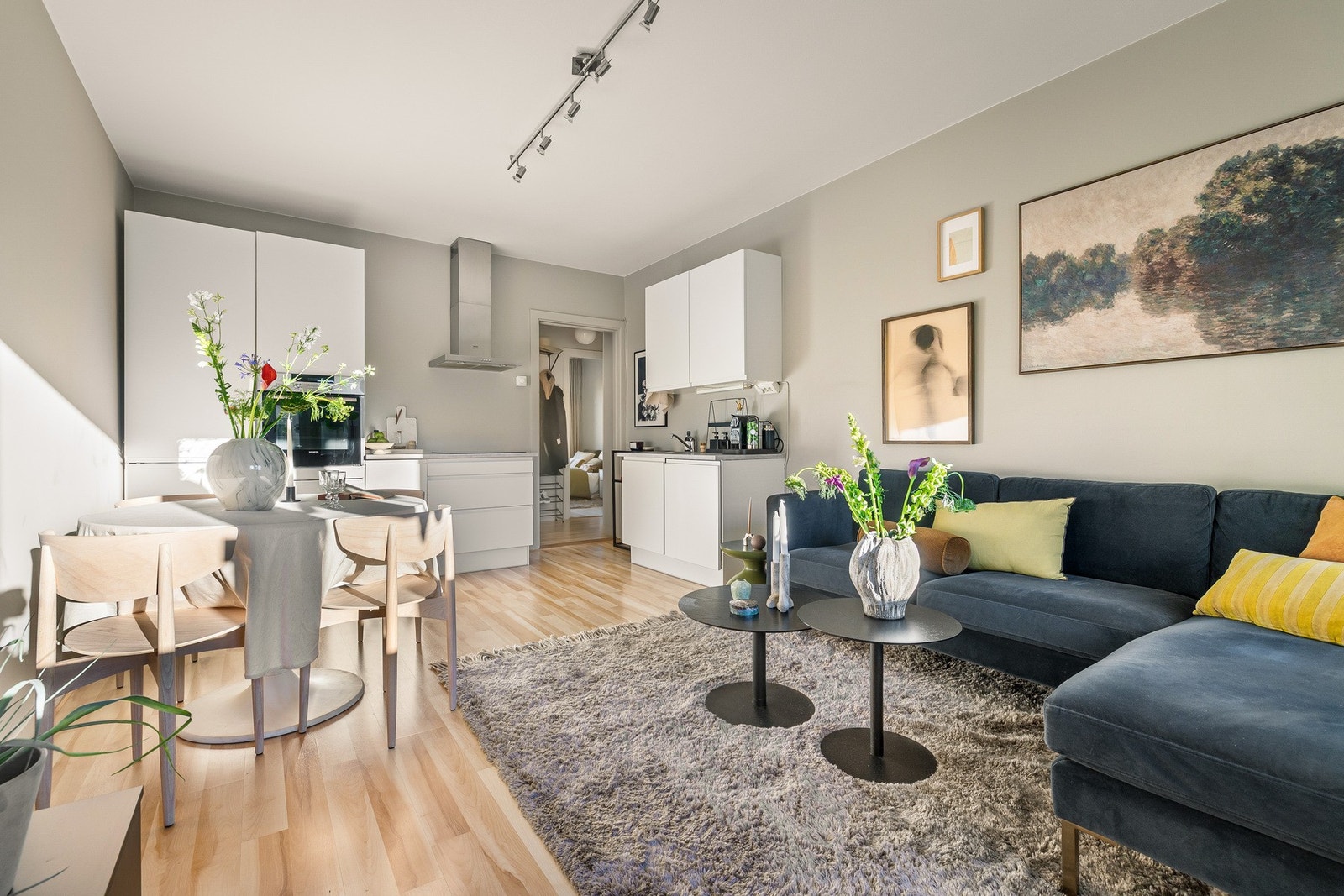 Rommets gode utforming gir plass til både sofagruppe med stuebord og TV-benk ved vinduet. Galleribilde