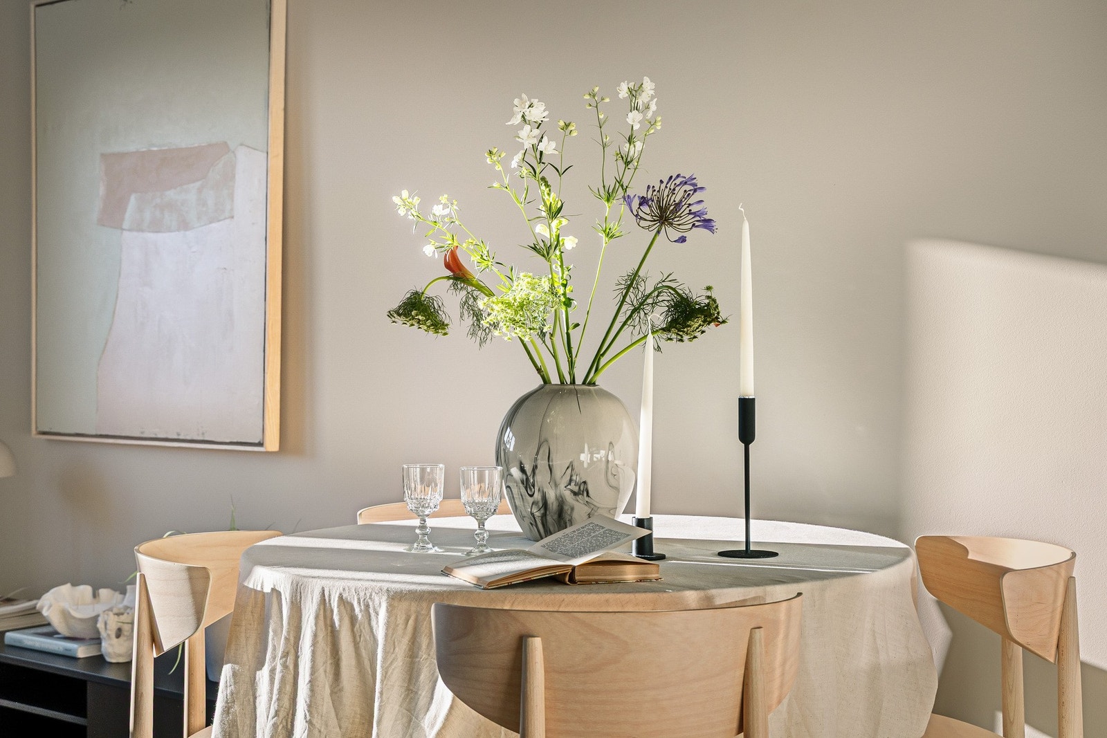 Ønsker du å bo frodig og stemningsfullt til med attraktiv beliggenhet langs Akerselva? Denne herlige 3-roms leiligheten gir deg nettopp den kombinasjonen. Galleribilde