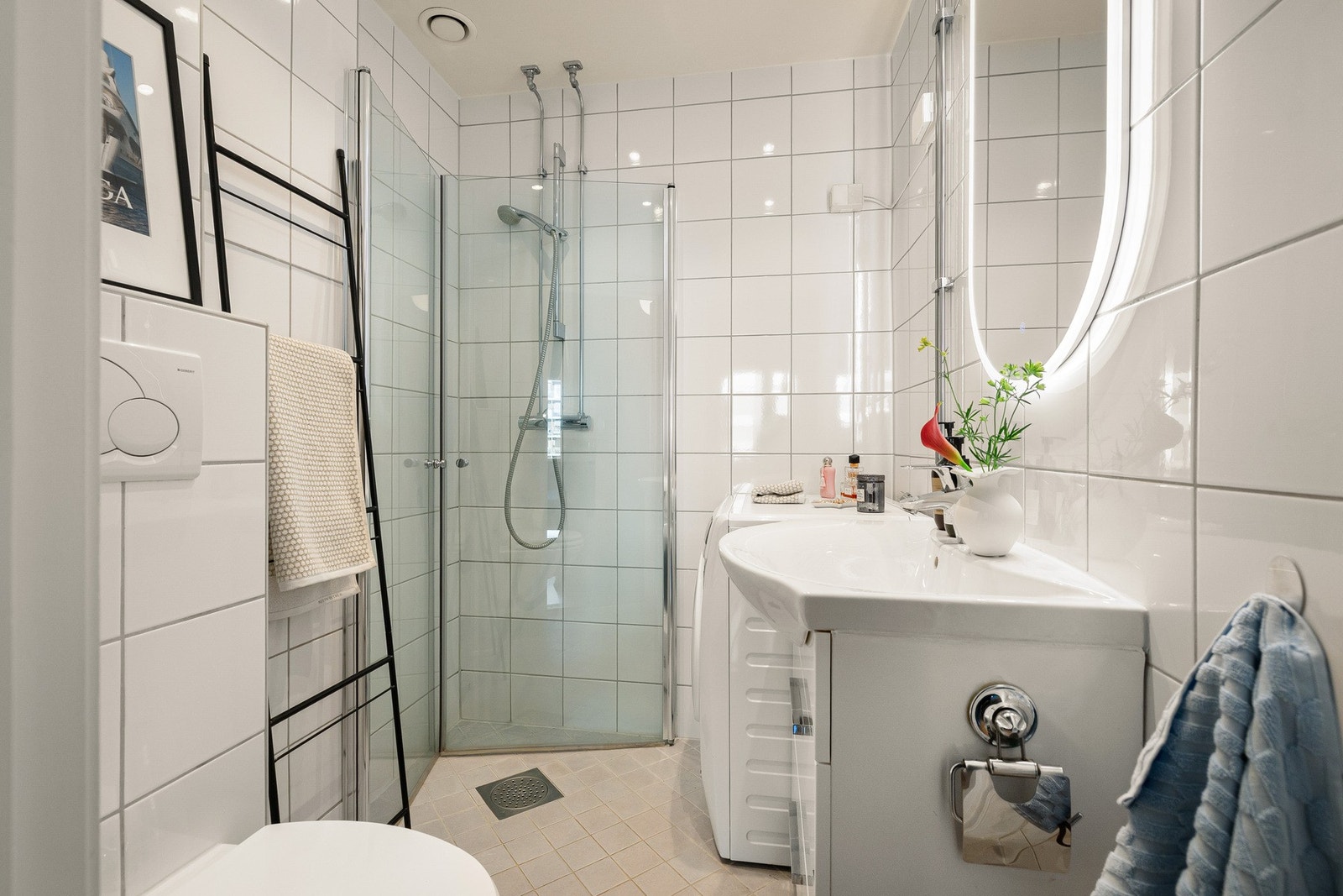 Pent flislagt bad med behagelig varmekabler i gulv. Galleribilde