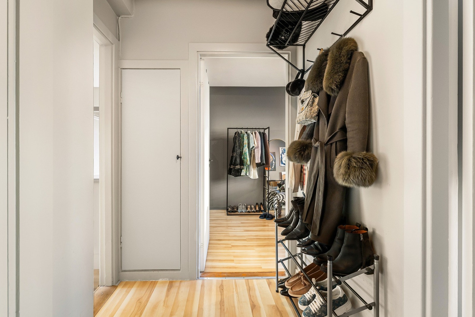 Her er det god plass til å henge fra seg yttertøy, sette fra seg sko og oppbevare diverse tilbehør på en praktisk måte. Ekstra lagringsplass i kott til diverse oppbevaring. Galleribilde