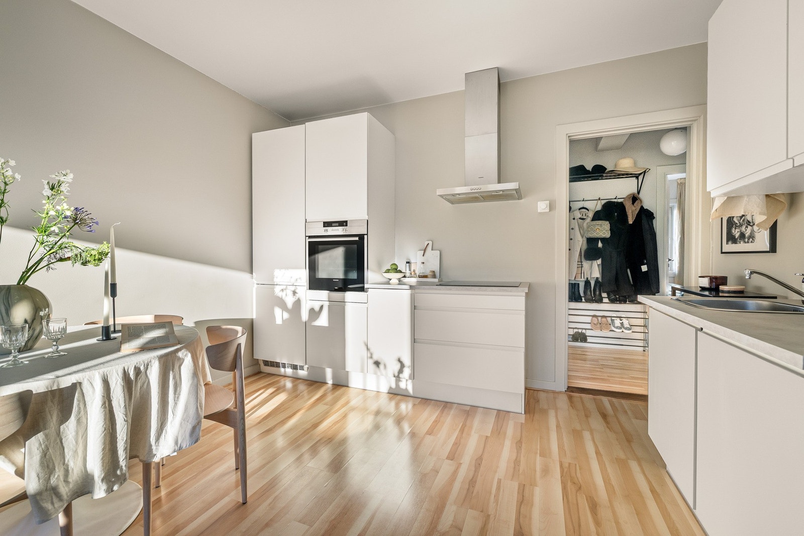 Kjøkkenet er godt utformet og ligger i åpen og funksjonell løsning mot stuen. Galleribilde