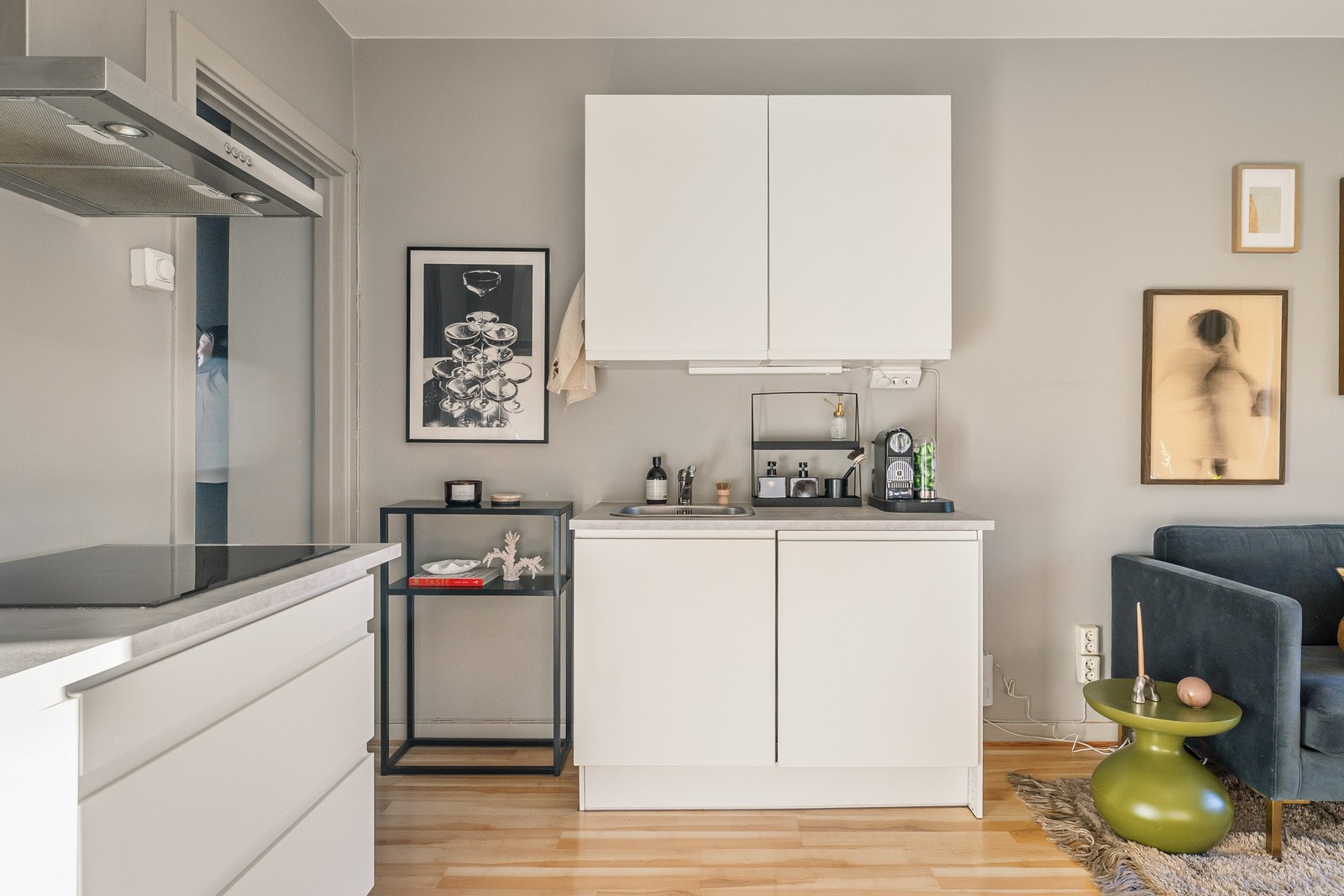 Kjøkkenet består av integrert oppvaskmaskin, kjøleskap (2025) og platetopp (2022) og stekeovn. Galleribilde