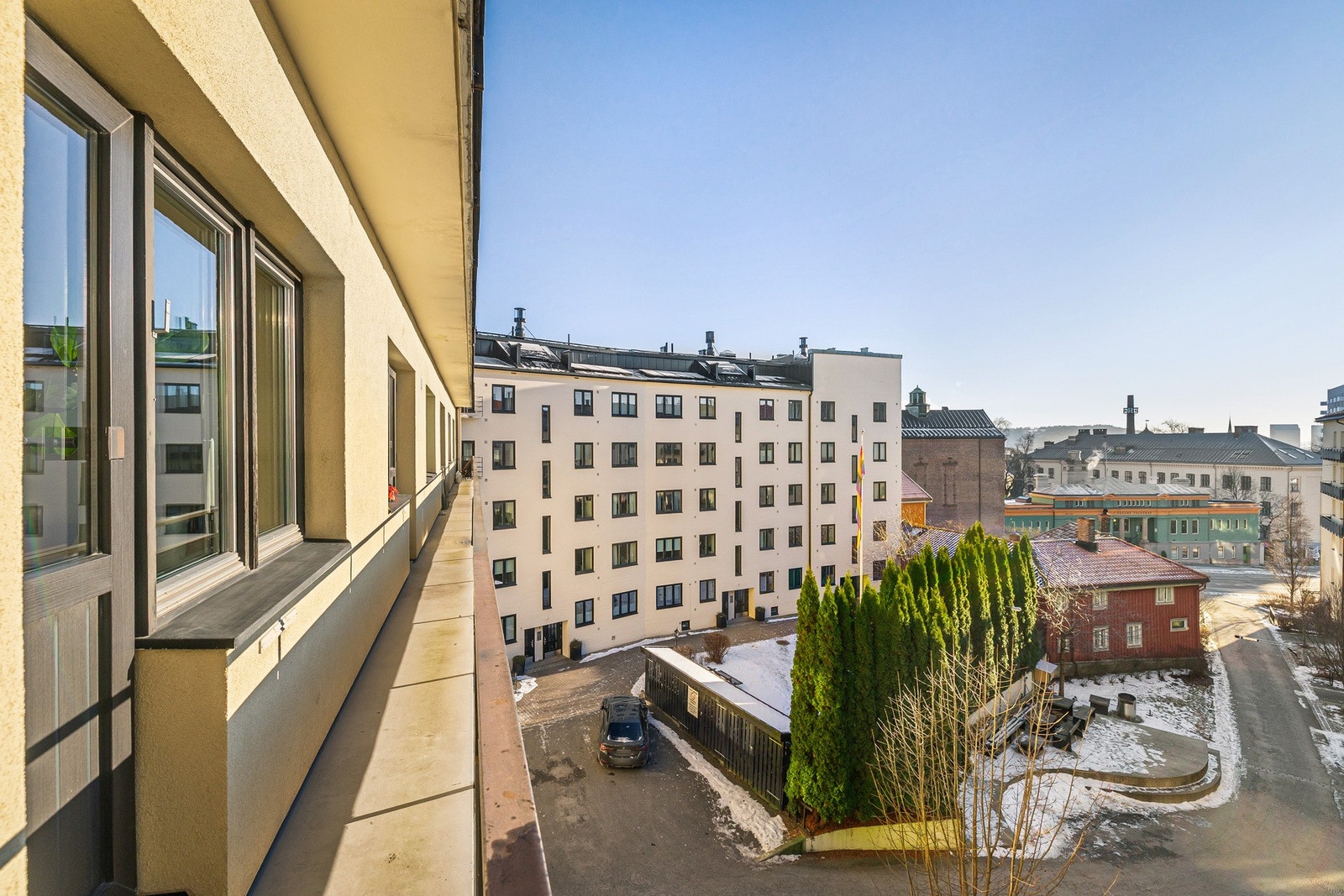 Fra stuen er det utgang til felles brannbalkong med hyggelig utsikt mot bakgård og Sagene Folkebad - tilbaketrukket bymiljø. Galleribilde