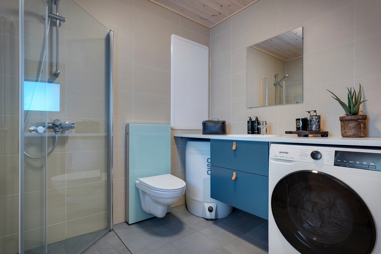 Baderommet er moderne, med flislagte overflater og vannbåren varme i gulvet Galleribilde