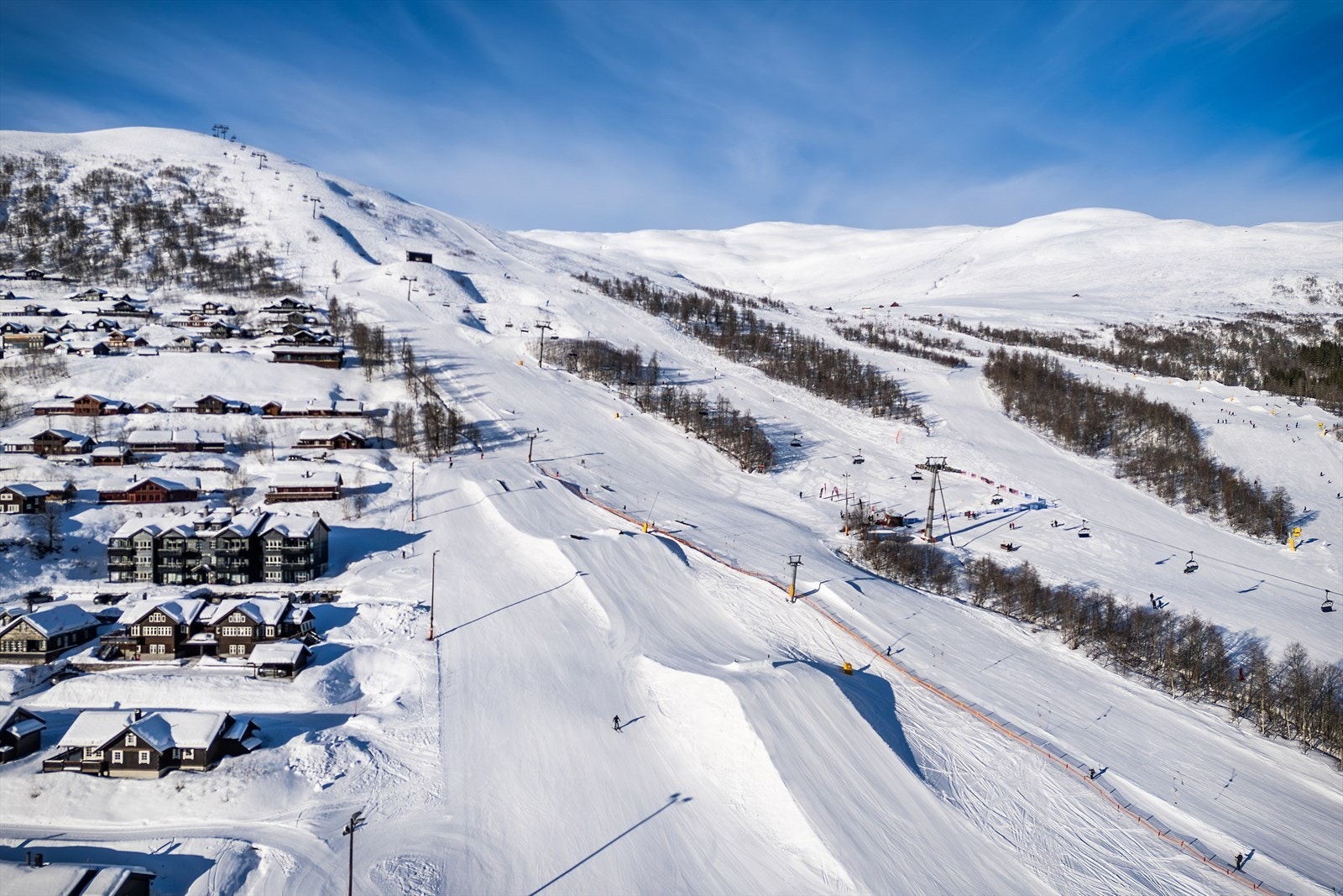 Myrkdalen skisenter byr på fabelaktige skimuligheter for alle aldre og nivåer. Skisenteret er et av de mest snøsikre i Norge og har fantastiske alpinbakker, samt et ubeskrivelig frikjøring terreng Galleribilde