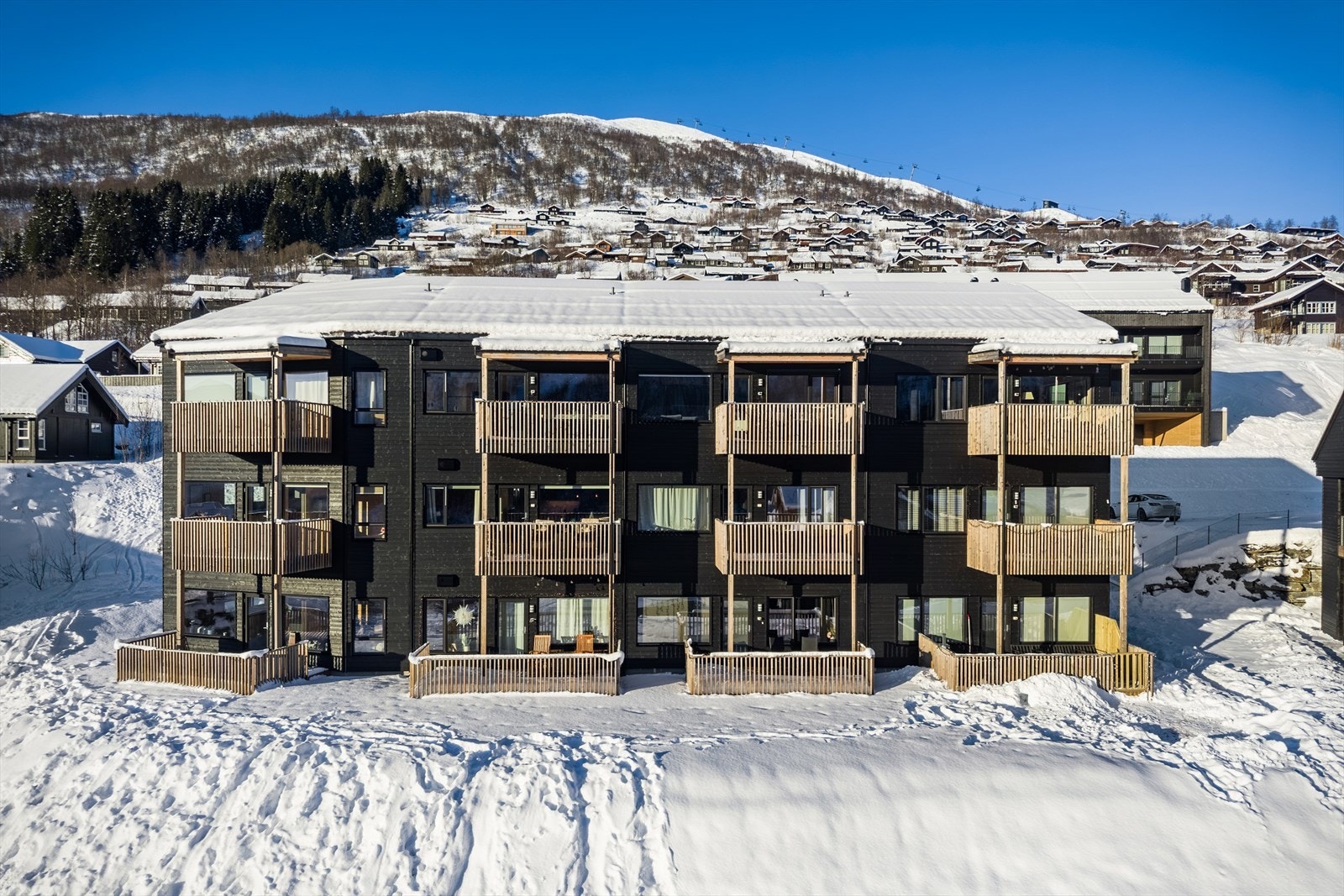 Skiløypen til hotellet ligger like bak bygget og gir gode ski in muligheter Galleribilde
