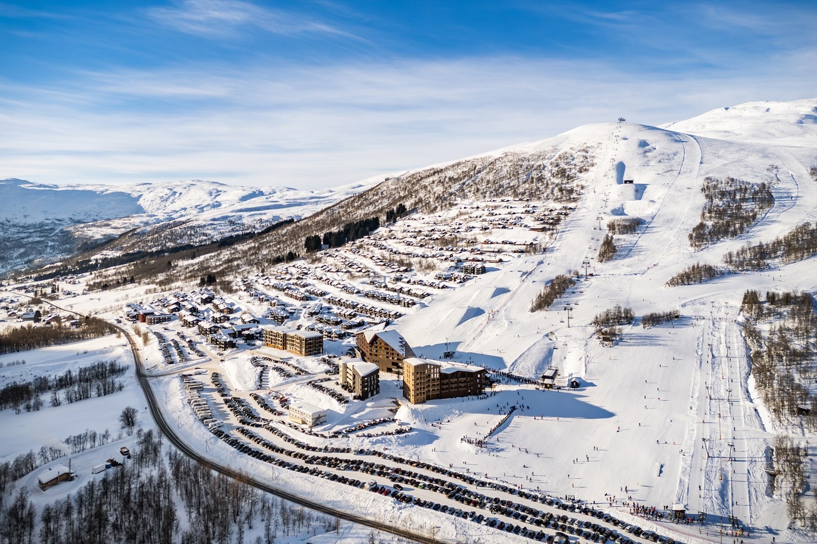 Myrkdalen Resort er et populært reisemål for naturglade mennesker, som ligger i bunn av skibakkene. Hotellet innehar restaurant, bar, skiutleie og mye mer, samt stuer som man kan varme seg i Galleribilde