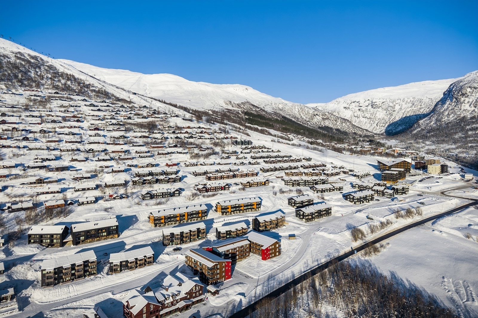 Leiligheten har en meget attraktiv beliggenhet i tilknytning Myrkdalen skisenter hvor man er omringet av svært naturskjønne omgivelser med kort vei til alpinanlegg og flotte turmuligheter Galleribilde