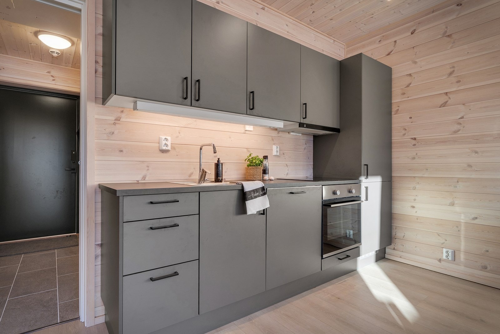 Moderne kjøkkeninnredning i delikat farge Galleribilde