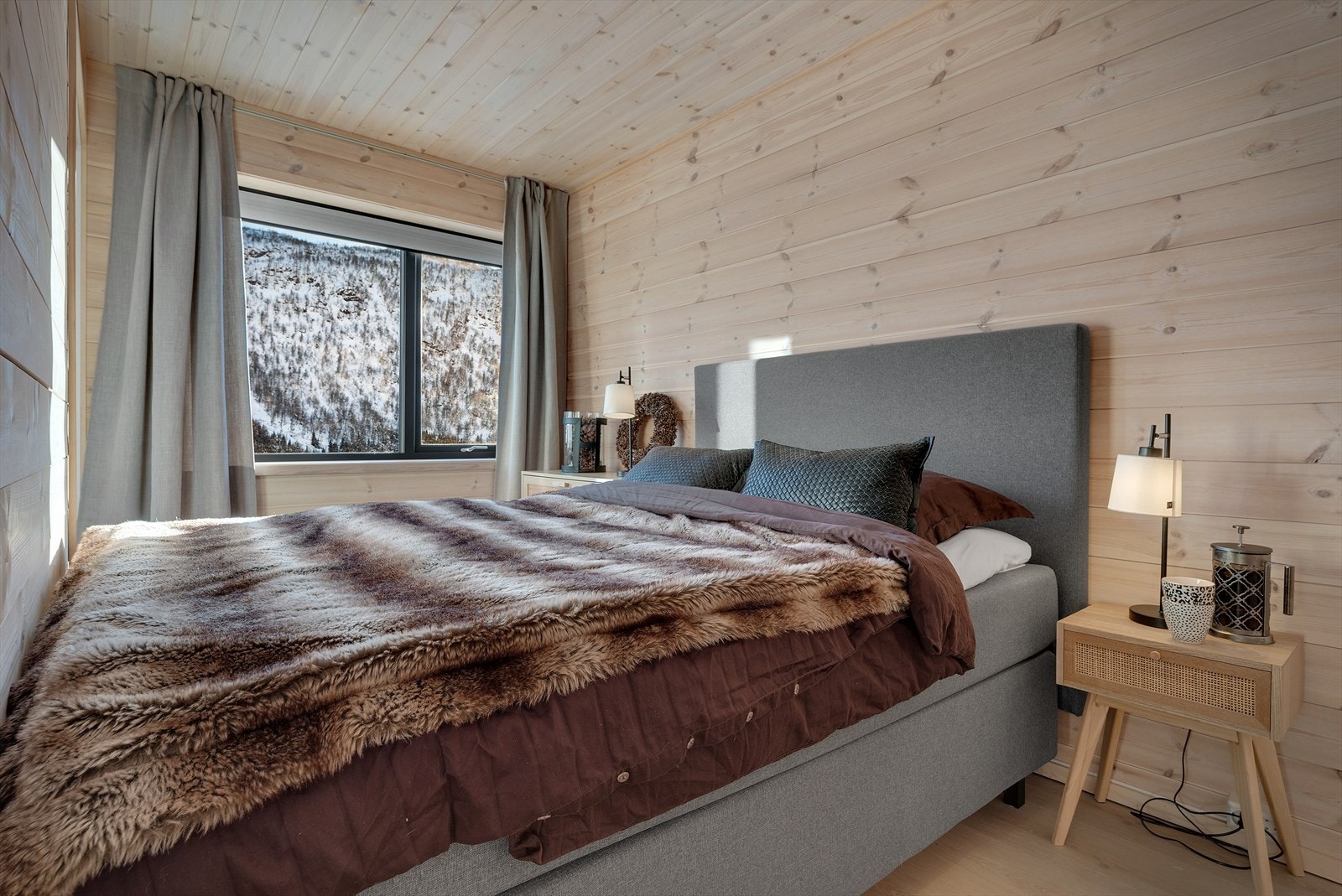 Hovedsoverommet er av praktisk størrelse med gode muligheter for oppbevaring Galleribilde