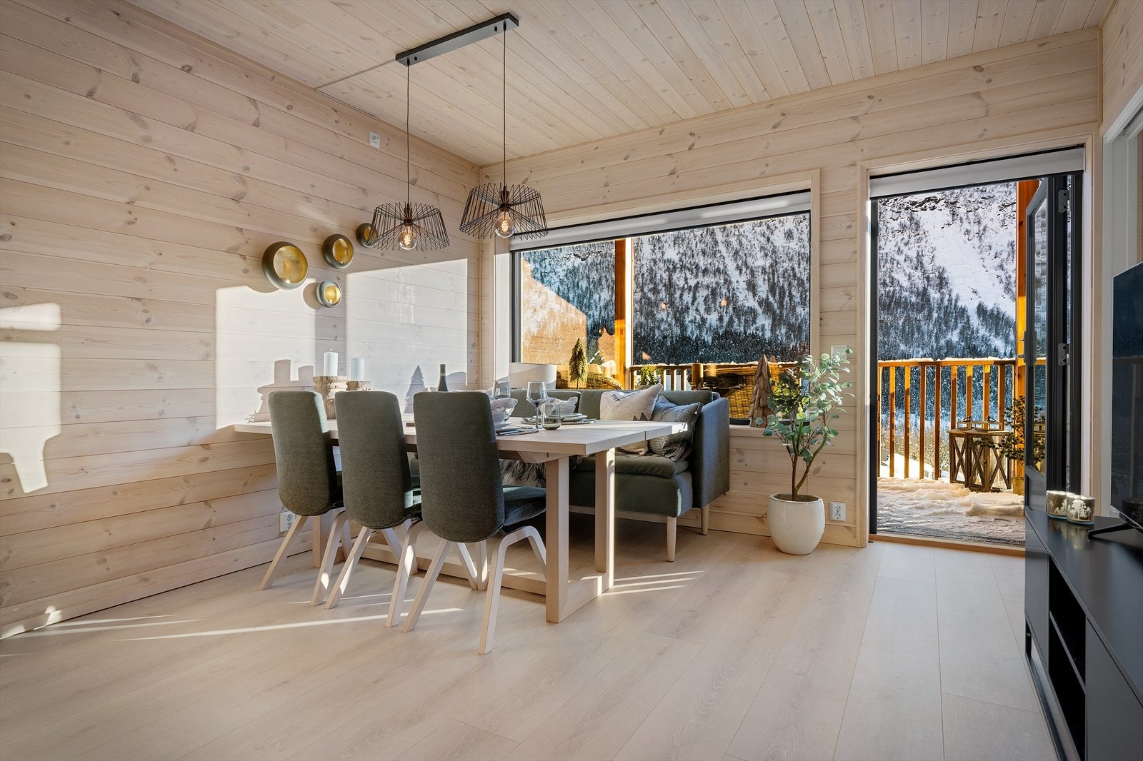 Det er dirkete utgang til balkongen fra stuen Galleribilde