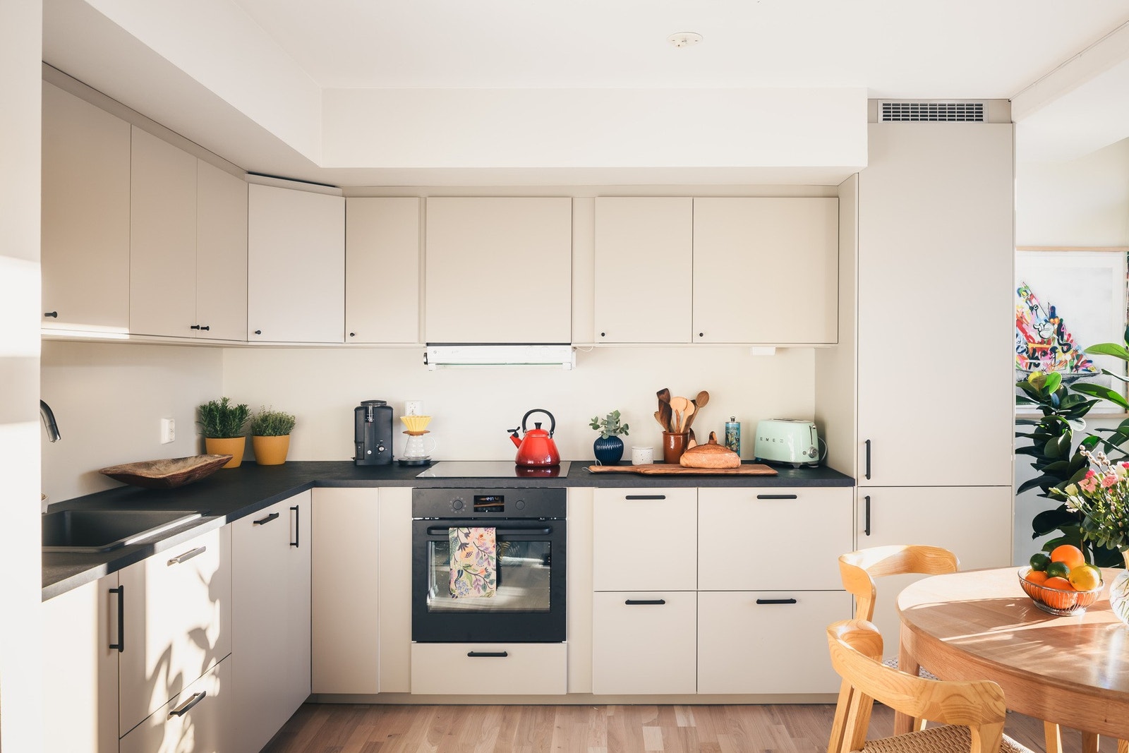 Integrerte hvitevarer og godt med skap- og benkeplas. Galleribilde