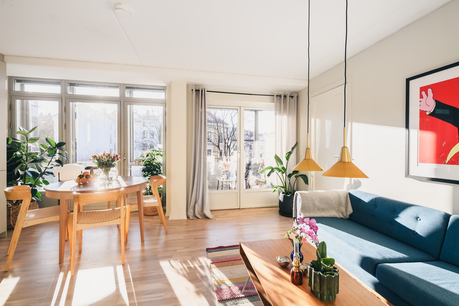 Stuen har store vindusflater fra gulv til tak. Galleribilde