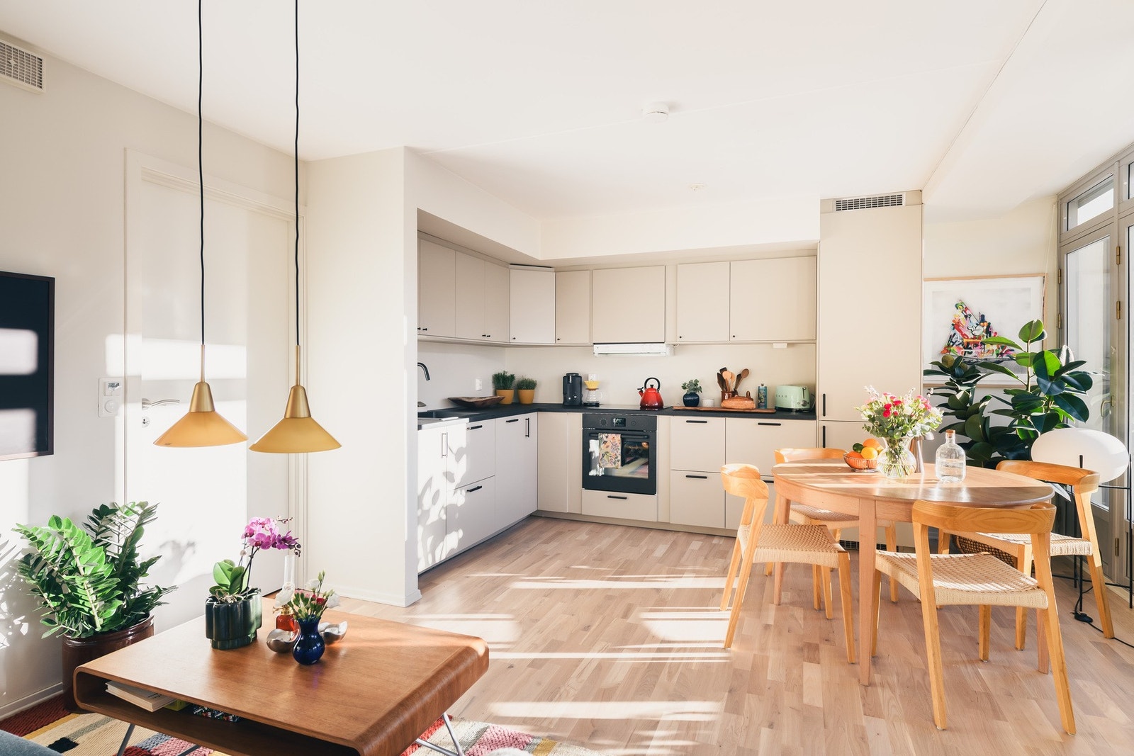 Kjøkkenet er i åpen løsning til stuen. Galleribilde