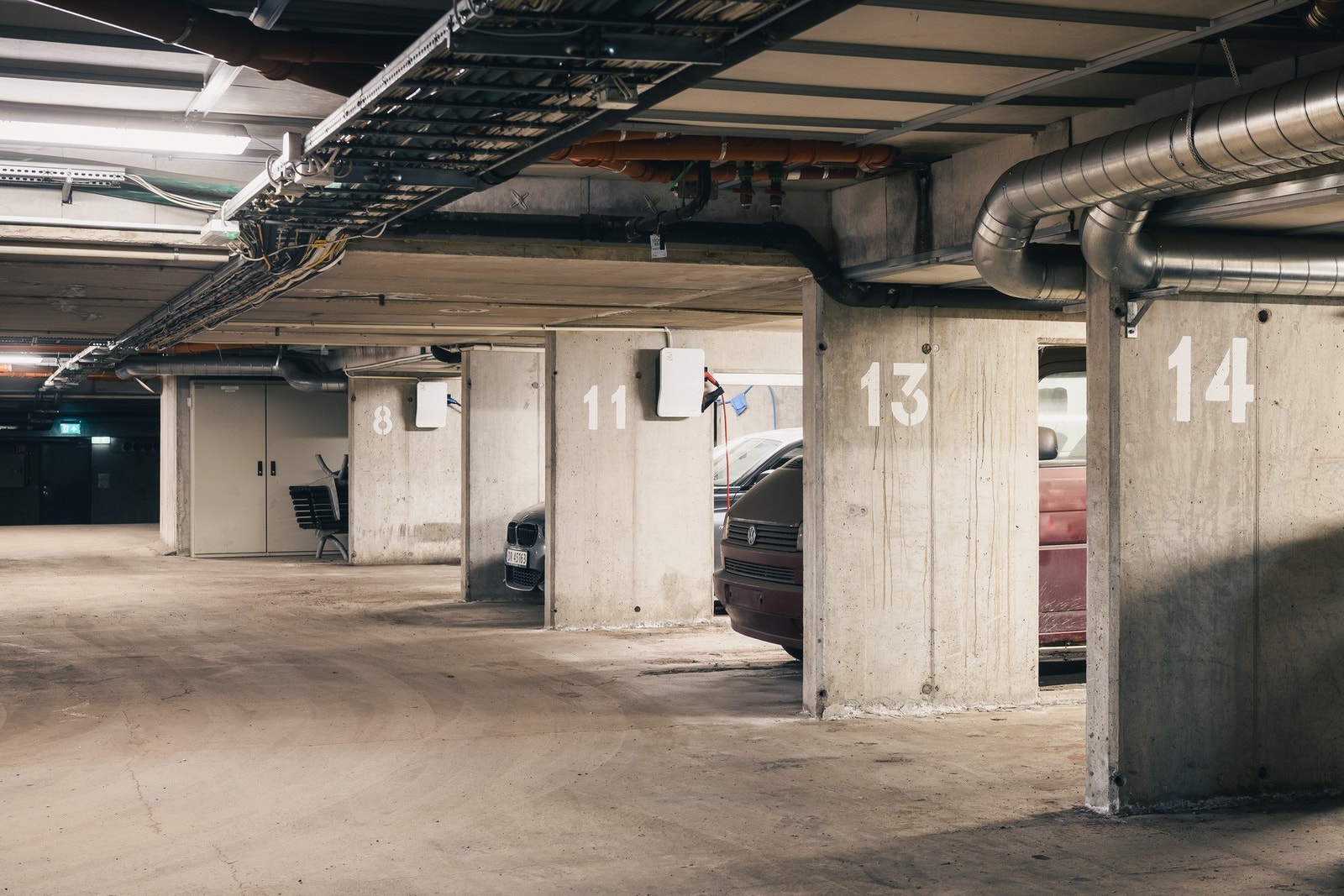 Flere av leilighetene eier egen parkeringsplass, der det tidvis leies ut plasser. Galleribilde