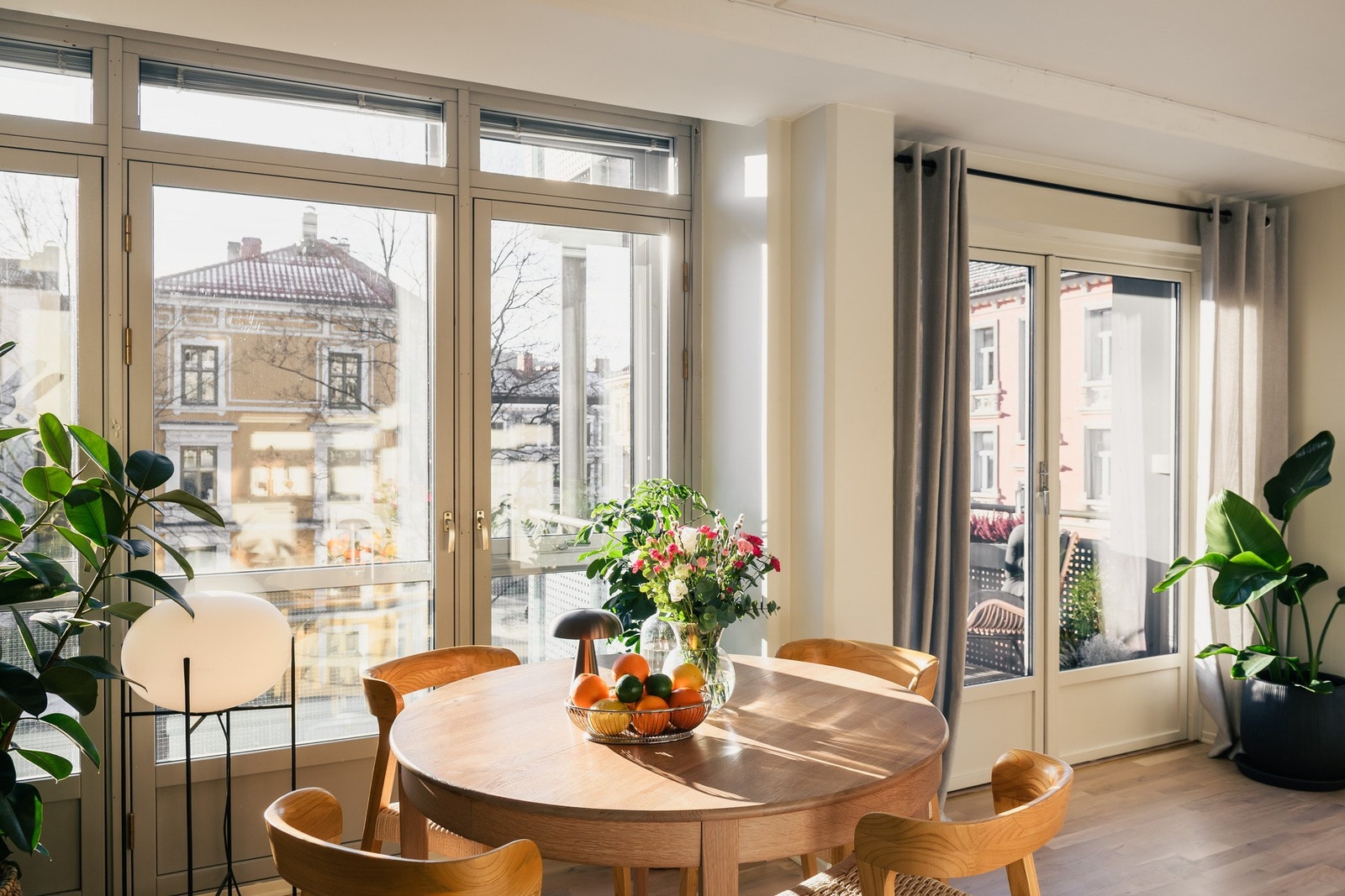 Fra stuen er det utgang til den sydvestvendte verandaen. Galleribilde