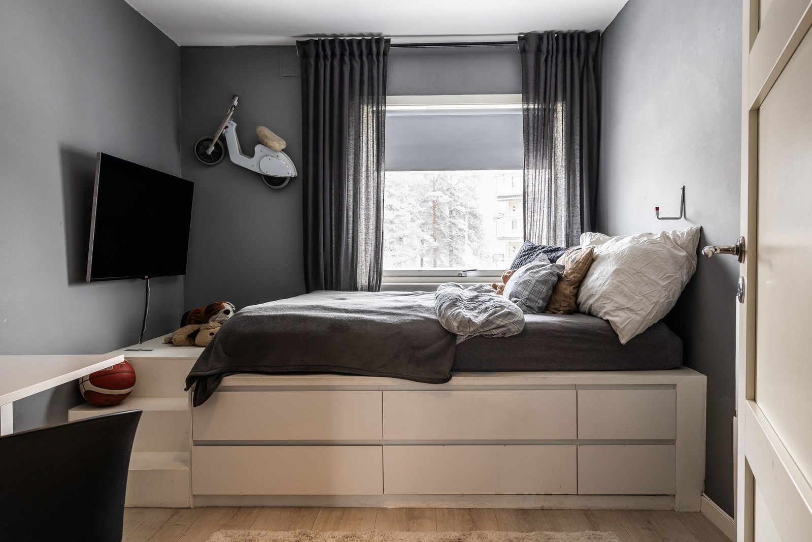 Soverom 2 av 3 med praktisk plass-bygget seng. Galleribilde