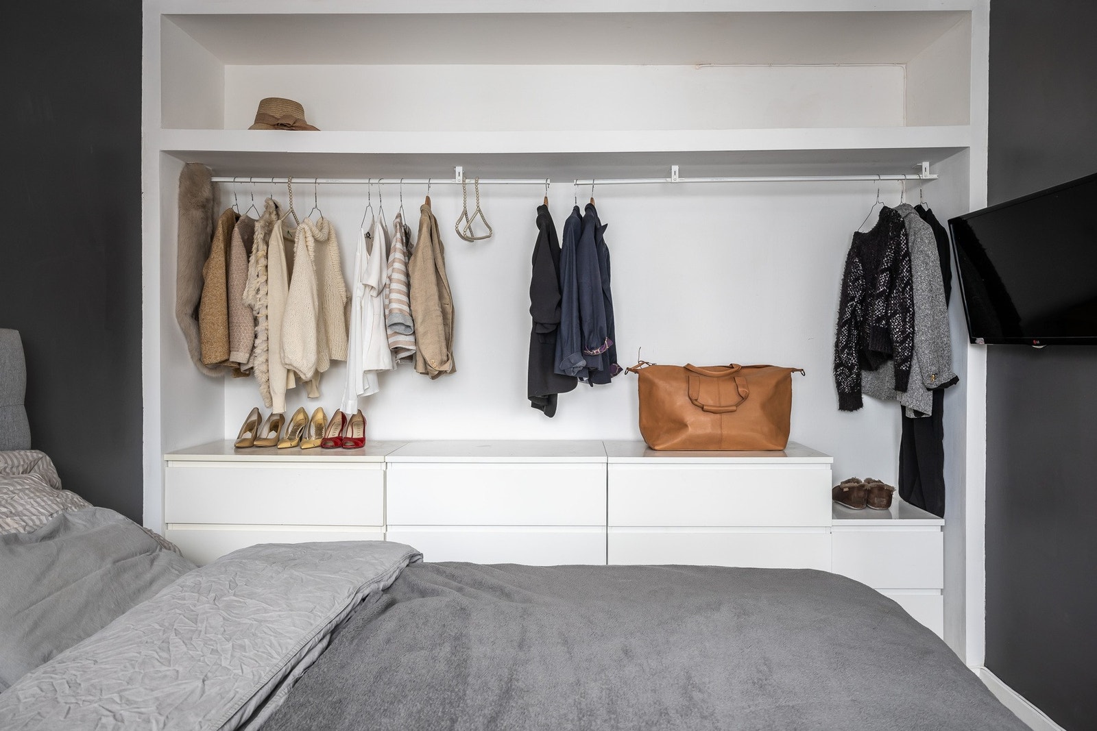 Hovedsoverommet har spesialtilpasset garderobeløsning. Galleribilde