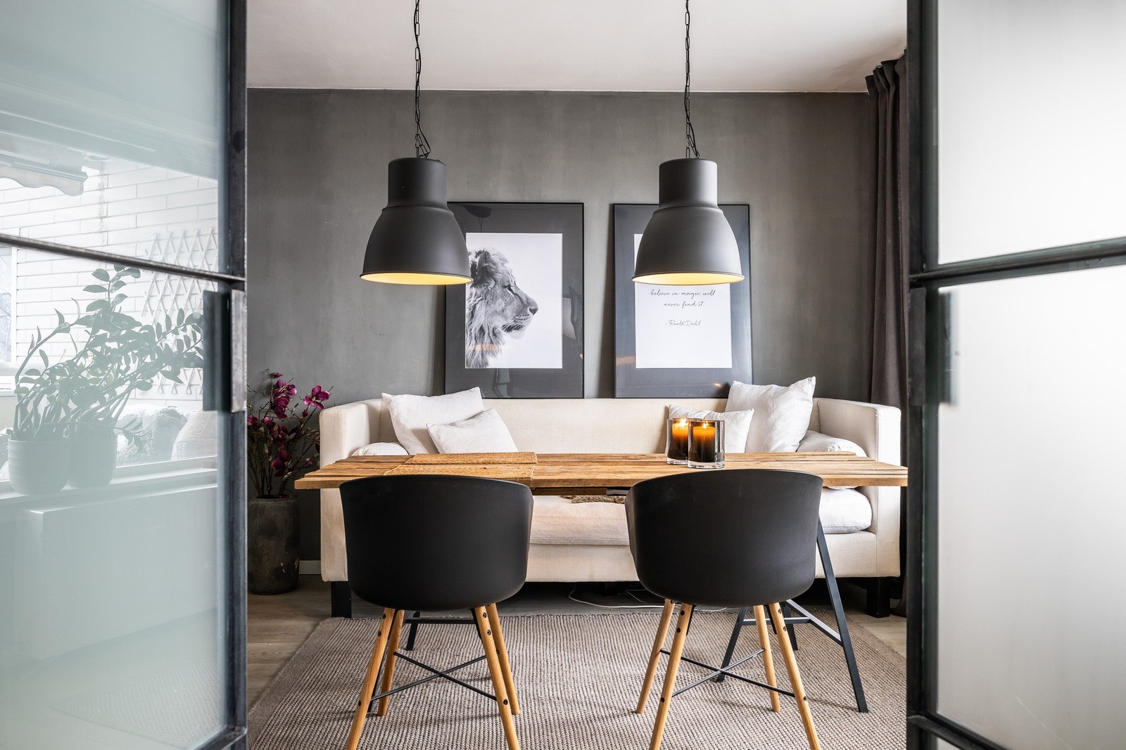 Hyggelig og sosial sone med fin plass til stort bord for flere gjester Galleribilde