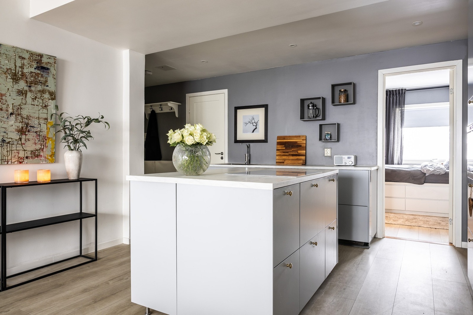 Praktisk kjøkkenøy med lagringsplass. Galleribilde