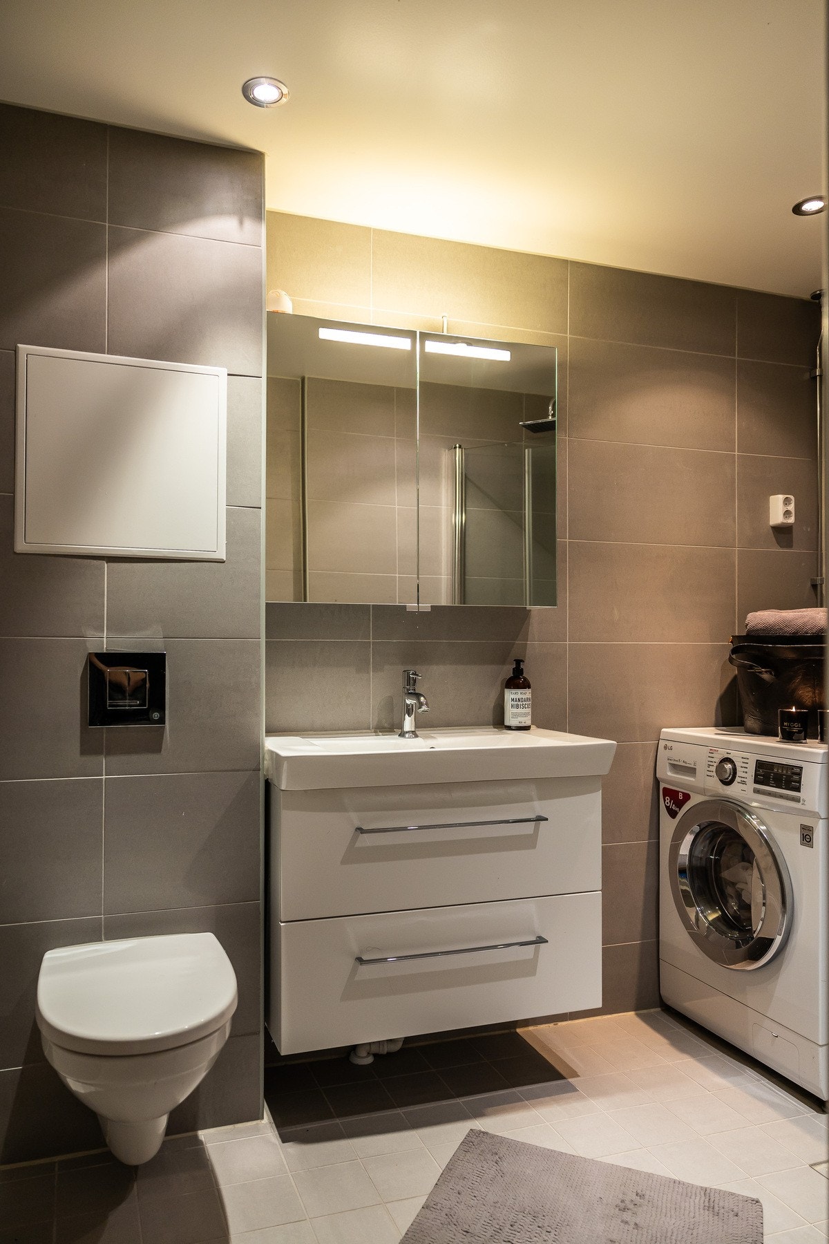 Baderom med plass til vaskemaskin. Galleribilde