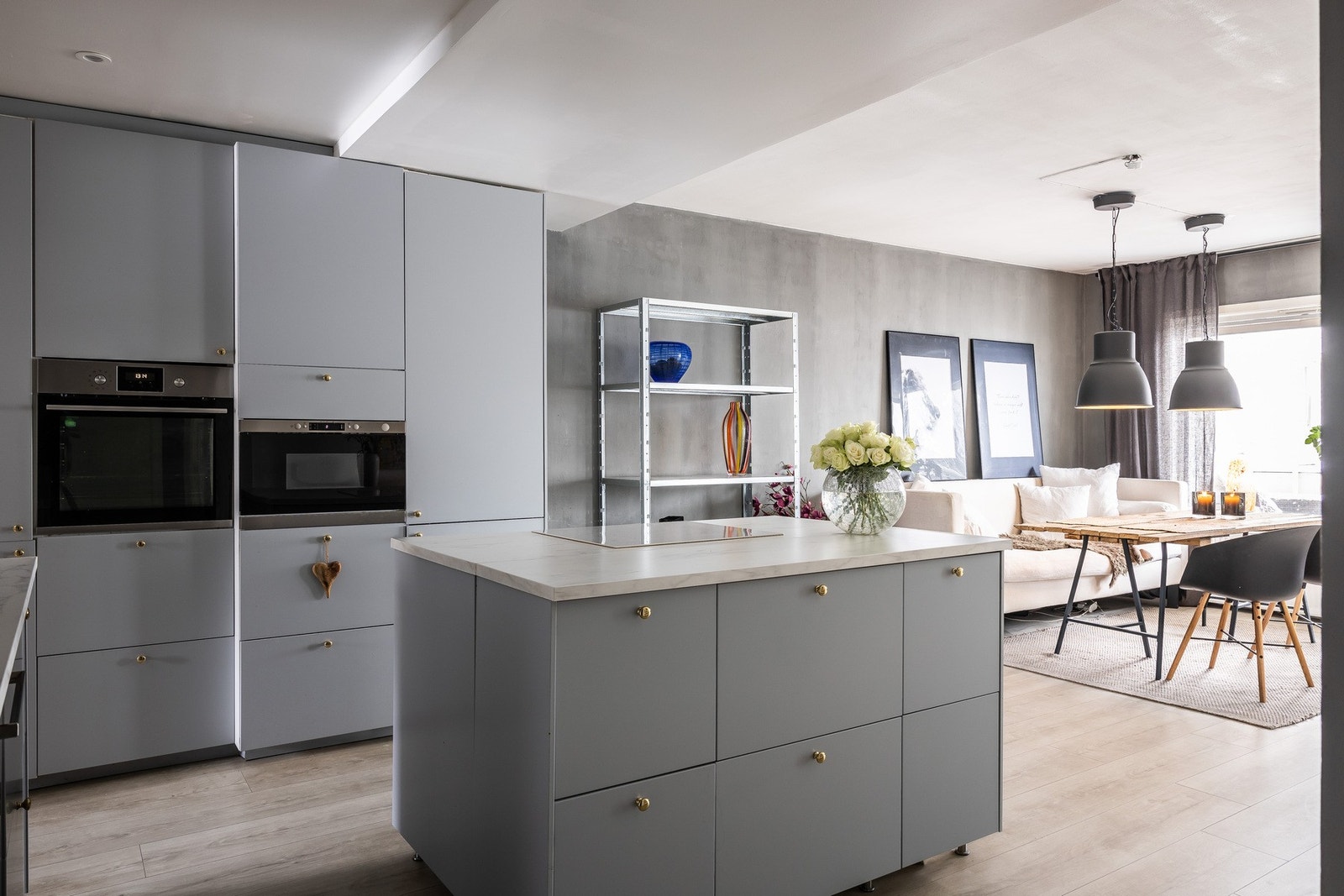 Stue og kjøkken i åpen løsning. Galleribilde