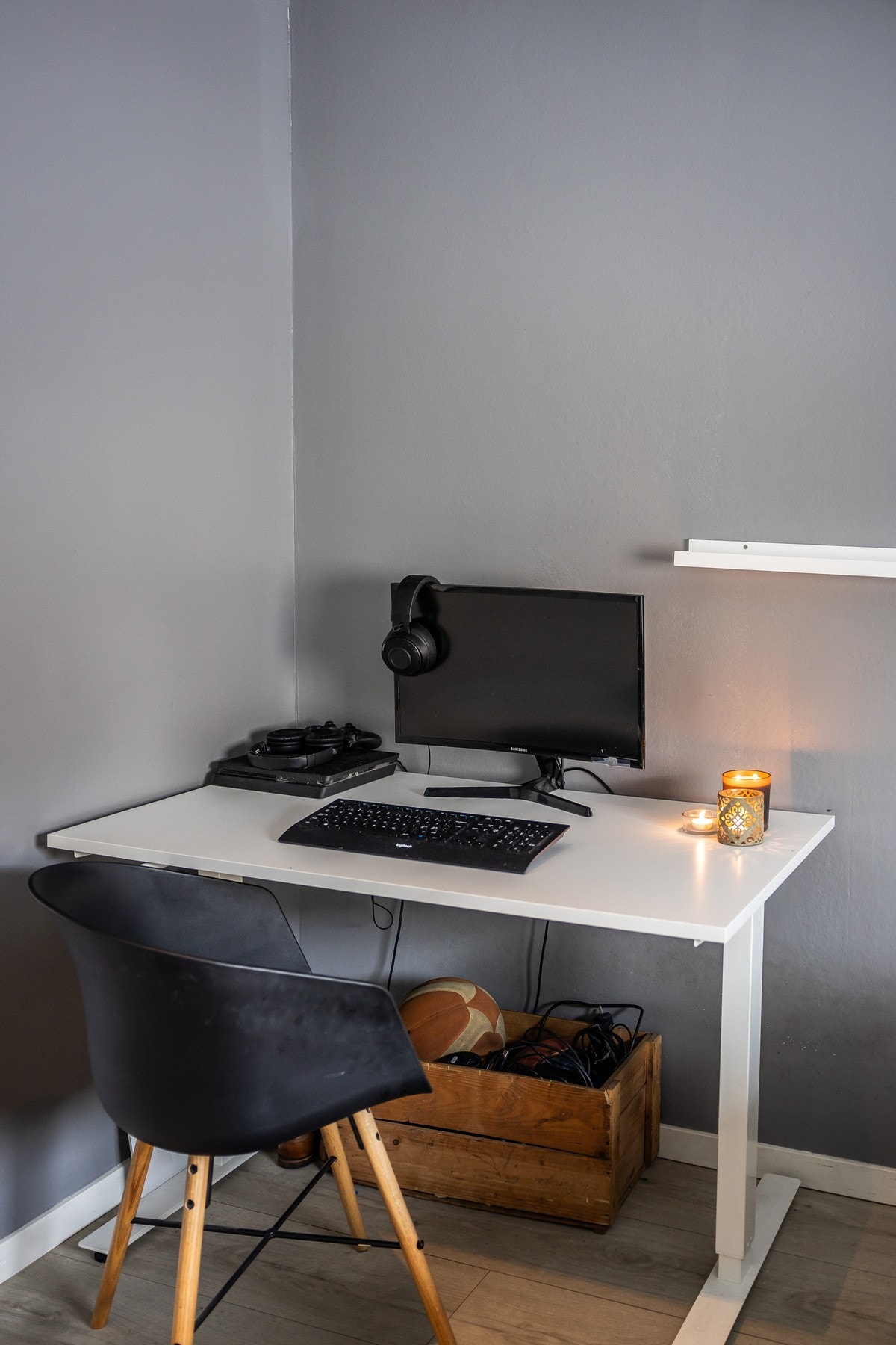 Det er også plass til pult med tilbehør. Galleribilde