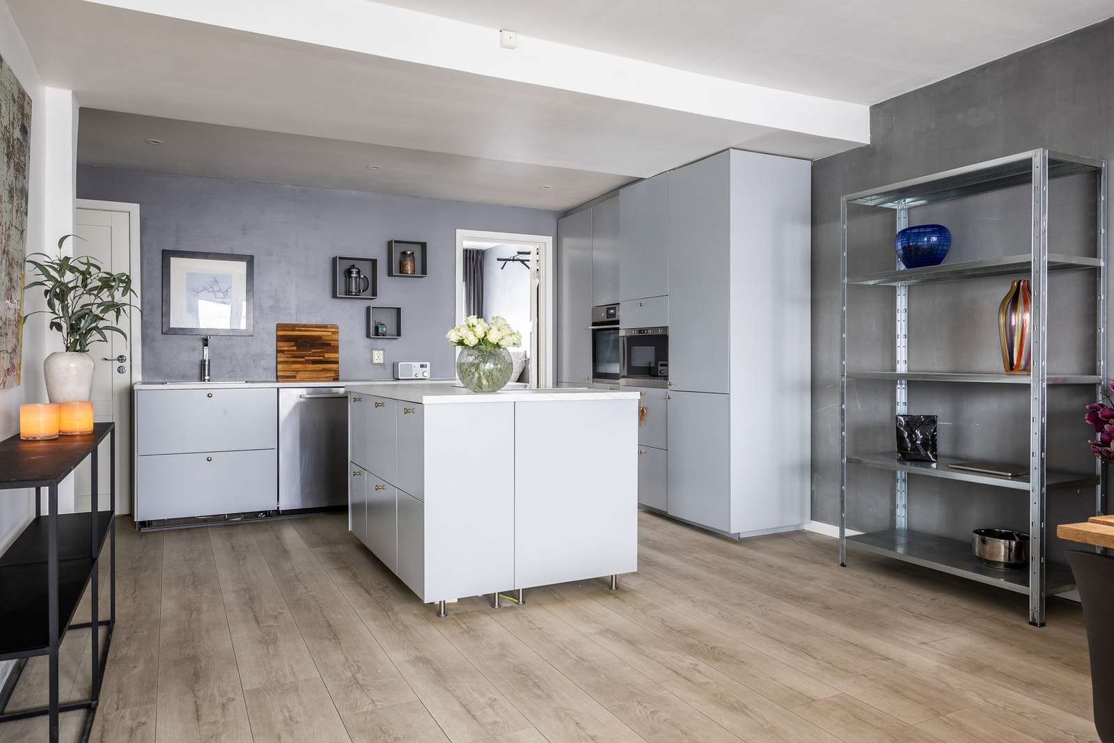 Overflater i stilrene farger kombinert med fine materialvalg. Galleribilde